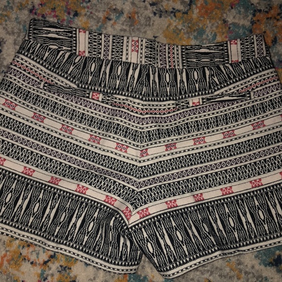 Tapestry shorts. Side pockets and back slit pockets - Picture 3 of 4